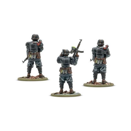Konflikt '47 Totenrotte Platoon Commander & Bodyguard 452410218 – 3 pomalowane żywiczne figurki dowódcy plutonu i ochroniarzy Totenrotte, widok z tyłu pokazujący detale zbroi i wyposażenia, Konflikt '47, Warlord Games
