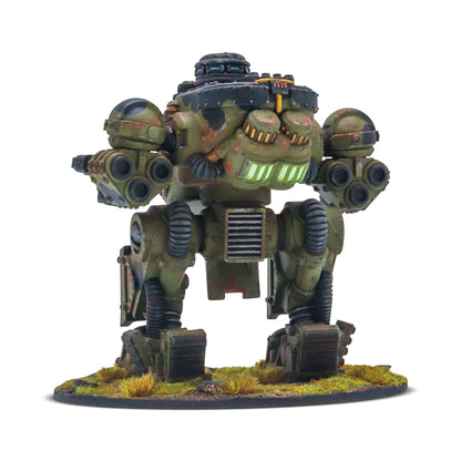 Konflikt '47 Percival Medium Assault Walker 452410609 – widok z tyłu: detale plecaka z zielonymi panelami energetycznymi i żółtymi wskaźnikami amunicji, wyrzutnia rakiet z czarnymi dyszami, kamuflaż oliwkowo-czarny, podstawka z trawą i kamieniami, 28mm Warlord Games
