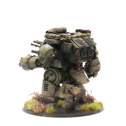 Konflikt '47 Hornet Medium Walker 452600601 – widok z przodu prawej strony: poczwórne HMG na prawym ramieniu, ciężkie działko automatyczne, ramię użytkowe z chwytakiem, detale kabiny pilota z wizjerem, kamuflaż oliwkowo-brązowy, 28mm Warlord Games
