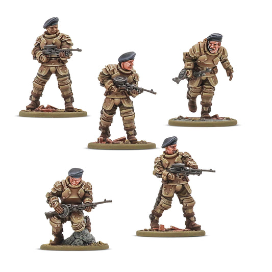 Konflikt '47 British Commonwealth Starter Army 452600603 – 5 pomalowanych figurek Galahad Armoured Infantry w piaskowo-brązowej zbroi wspomaganej z beretami, różne pozy bojowe: strzelająca, biegnąca, klęcząca i celująca, widok z przodu, 28mm Warlord Games
