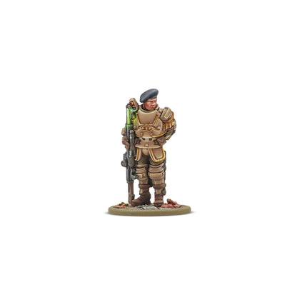Konflikt '47 British Commonwealth Starter Army 452600603 – Platoon Commander w zbroi Galahad, widok z przodu: beret, karabin Tesla Rifle z zielonym ładunkiem energetycznym, piaskowo-brązowa zbroja wspomagana, okrągła podstawka, 28mm Warlord Games
