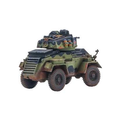 Konflikt '47 British Commonwealth Starter Army 452600603 – Humber Mk VII Armoured Car w kamuflażu oliwkowo-czarnym, widok z tyłu prawej strony: detale tylnego pancerza, antena radiowa, skrzynki wyposażenia na wieży z flagą Union Jack, 6 kół, 28mm Warlord Games
