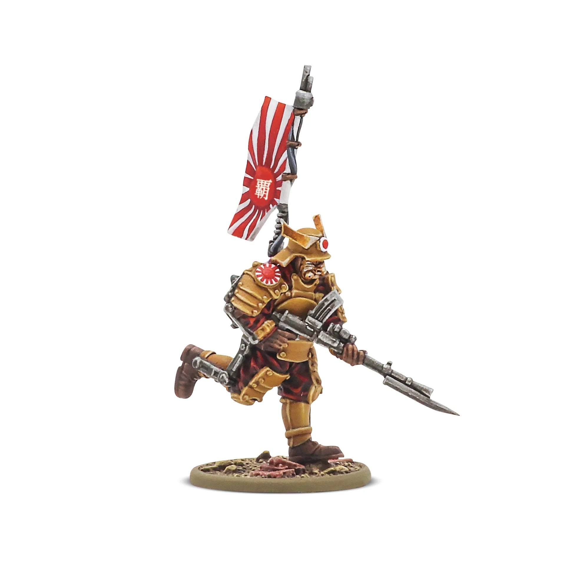 Konflikt '47 Empire of Japan Starter Army 452601203 – pomalowana figurka żywiczna Platoon Commandera w złotej zbroi Assault-Frame z czerwonym słońcem na piersi, biegnąca z karabinem Shiboru z bagnetem i flagą Wschodzącego Słońca z japońskim znakiem 覇, widok z przodu lewej strony, białe tło, 28mm Warlord Games

