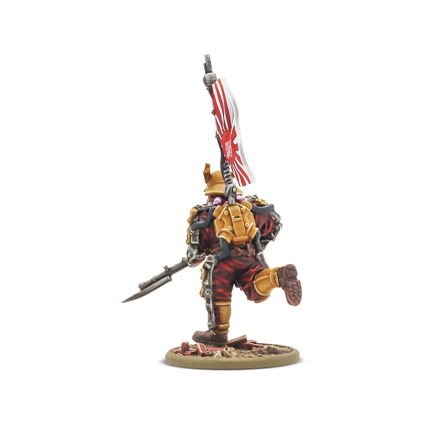 Konflikt '47 Empire of Japan Starter Army 452601203 – pomalowana figurka żywiczna Platoon Commandera w złotej zbroi Assault-Frame, widok z tyłu: detale plecaka z reaktorami wspomaganymi i panelami zbroi, flaga Wschodzącego Słońca z japońskim znakiem 覇, karabin Shiboru z bagnetem, białe tło, 28mm Warlord Games
