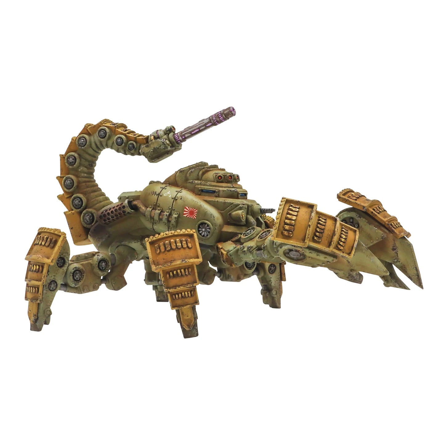 Konflikt '47 Empire of Japan Starter Army 452601203 – pomalowany model żywiczny Type 7 Sasori Light Walker w kamuflażu oliwkowo-piaskowym, widok z tyłu lewej strony: ogon z działem Shiboru, segmentowany pancerz kadłuba z czerwonym słońcem Imperium Japonii, 6 nóg z piaskowymi panelami, białe tło, 28mm Warlord Games

