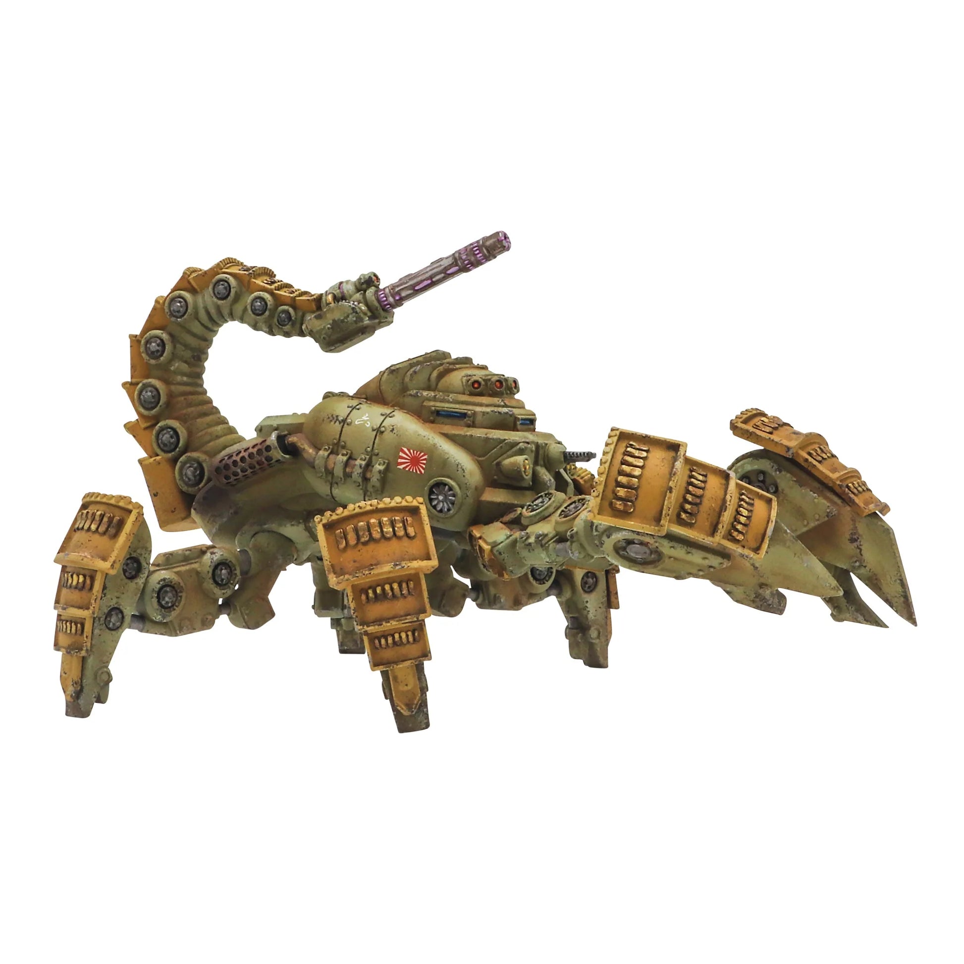 Konflikt '47 Empire of Japan Starter Army 452601203 – pomalowany model żywiczny Type 7 Sasori Light Walker w kamuflażu oliwkowo-piaskowym, widok z tyłu lewej strony: ogon z działem Shiboru, segmentowany pancerz kadłuba z czerwonym słońcem Imperium Japonii, 6 nóg z piaskowymi panelami, białe tło, 28mm Warlord Games
