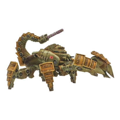 Konflikt '47 Empire of Japan Starter Army 452601203 – pomalowany model żywiczny Type 7 Sasori Light Walker w kamuflażu oliwkowo-piaskowym, widok z tyłu lewej strony: ogon z działem Shiboru, segmentowany pancerz kadłuba z czerwonym słońcem Imperium Japonii, 6 nóg z piaskowymi panelami, białe tło, 28mm Warlord Games
