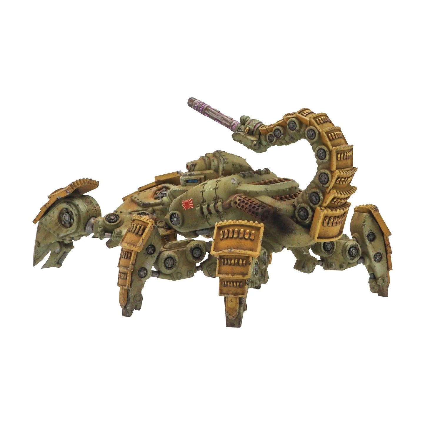 Konflikt '47 Empire of Japan Starter Army 452601203 – pomalowany model żywiczny Type 7 Sasori Light Walker w kamuflażu oliwkowo-piaskowym, widok z przodu prawej strony: szczypce z ostrymi szponami, ogon z działem Shiboru skierowanym ku górze, czerwone słońce Imperium Japonii na kadłubie, białe tło, 28mm Warlord Games
