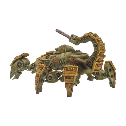 Konflikt '47 Empire of Japan Starter Army 452601203 – pomalowany model żywiczny Type 7 Sasori Light Walker w kamuflażu oliwkowo-piaskowym, widok z przodu prawej strony: szczypce z ostrymi szponami, ogon z działem Shiboru skierowanym ku górze, czerwone słońce Imperium Japonii na kadłubie, białe tło, 28mm Warlord Games
