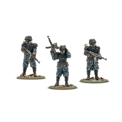 Totenrotte Starter Army – 3 figurki dowódcy plutonu z ochroniarzami od frontu: żywiczni żołnierze Osi w czarnych mundurach, maskach gazowych z czerwonymi oczami i zielonymi filtrami, StG 44, skala 28mm Konflikt '47
