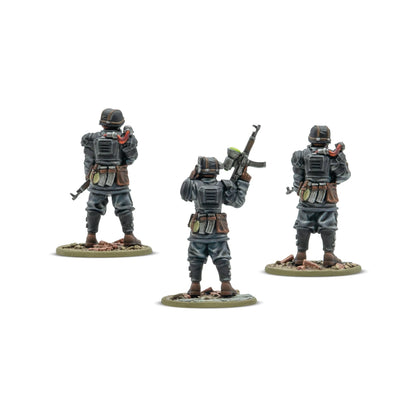 Totenrotte Starter Army – 3 figurki dowódcy plutonu z ochroniarzami od tyłu: detale czarnych mundurów, pancerzy, pasów i plecaków, StG 44, skala 28mm Konflikt '47
