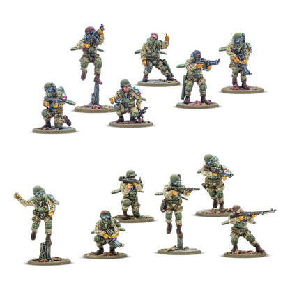 Konflikt '47 Firefly Airborne Infantry USA 452610008 – 12 pomalowanych plastikowych figurek piechoty Firefly USA w piaskowym i oliwkowym kamuflażu z maskami gazowymi i żółtymi rękawicami, różne pozy bojowe z karabinami i bronią specjalną, 28mm Konflikt '47 Warlord Games
