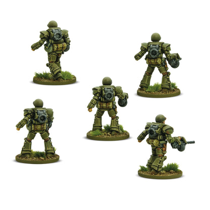 Konflikt '47 US Heavy Infantry 453010405 – 5 pomalowanych metalowych figurek amerykańskiej ciężkiej piechoty w zielonej zbroi wspomaganej, widok z tyłu: detale plecaków z reaktorami zasilającymi i panelami zbroi, okrągłe podstawki z trawą, 28mm Warlord Games
