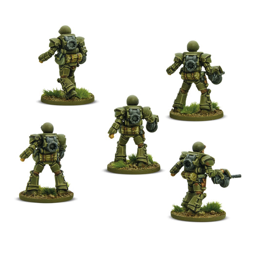 Konflikt '47 US Heavy Infantry 453010405 – 5 pomalowanych metalowych figurek amerykańskiej ciężkiej piechoty w zielonej zbroi wspomaganej, widok z tyłu: detale plecaków z reaktorami zasilającymi i panelami zbroi, okrągłe podstawki z trawą, 28mm Warlord Games
