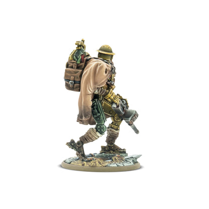 B for Bertie – pomalowana figurka 28mm brytyjskiego automatu-bohatera z płaszczem i bronią zebraną z pola bitwy, widok z przodu, Konflikt '47, Warlord Games 453210602
