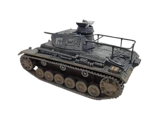 Panzerbefehlswagen III Ausf E – model 28mm nr 111, szary kamuflaż widok z przodu-boku, 280093