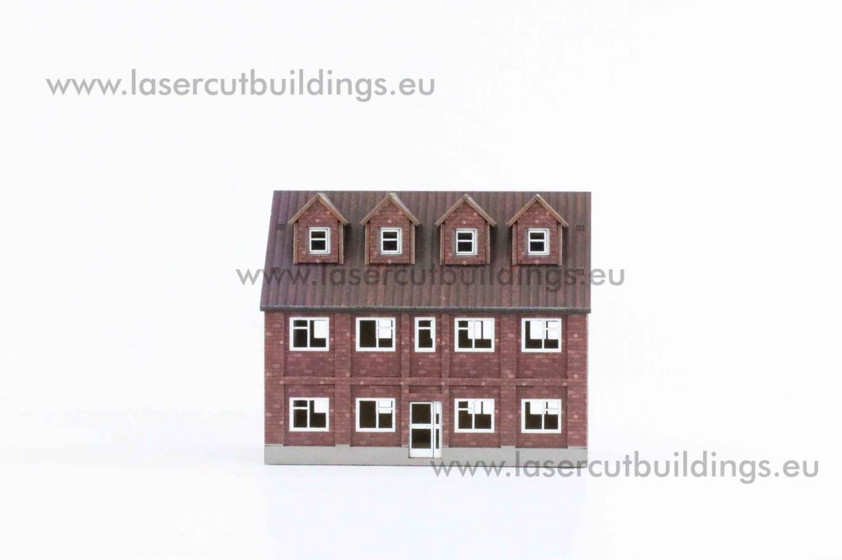 Budynek fabryczny narożny LBHP0014b – widok frontowy na 2-piętrowy budynek ceglany z dachem mansardowym, 4 lukarnami i drzwiami wejściowymi, prepainted, 28mm Laser Cut Buildings

