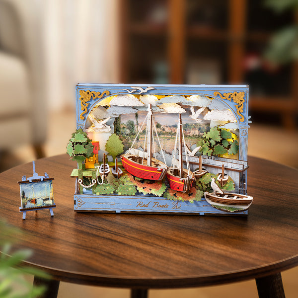 Czerwone Łodzie Red Boats Rolife TH004 – zbliżenie na czerwony domek z ciepłym światłem LED i miniaturową sztalugą obok