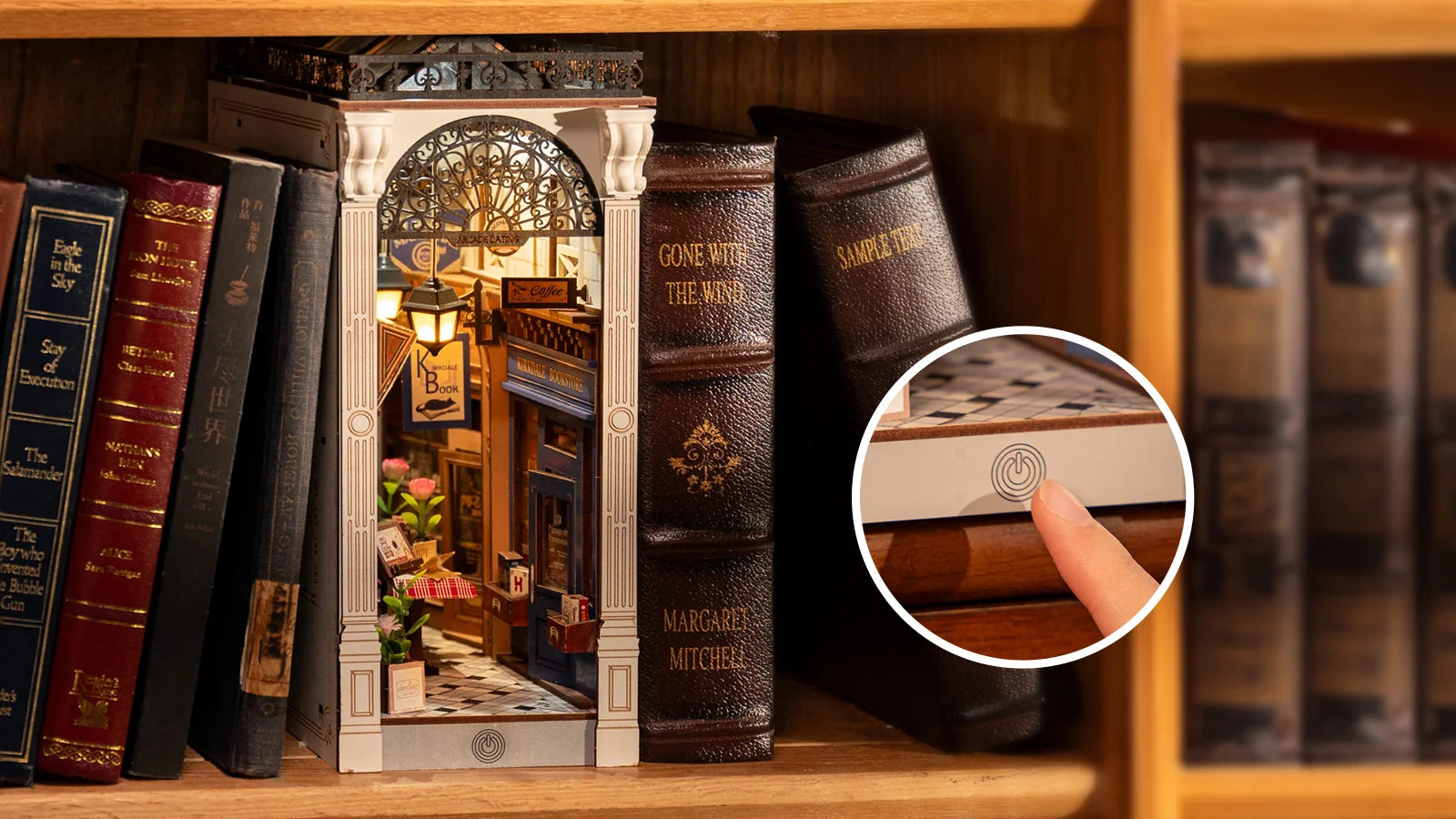 Randka w Arkadach Arcade Dating Rolife TGB10 – zbliżenie na latarnie uliczne z ciepłym światłem i szyld Kirkdale Book w tle
