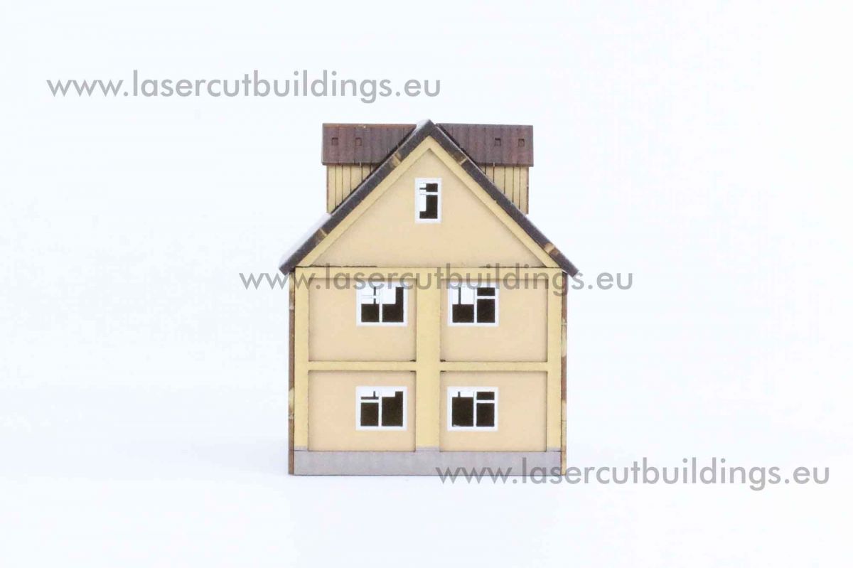 Budynek fabryczny narożny LBHP0014b – widok frontowy na 2-piętrowy budynek kremowy z dachem mansardowym, 4 lukarnami i drzwiami wejściowymi, prepainted, 28mm Laser Cut Buildings
