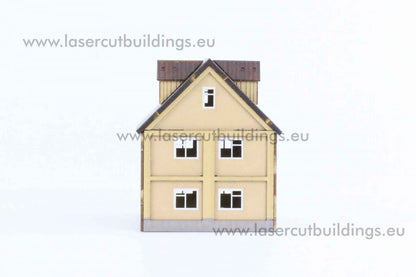 Budynek fabryczny narożny LBHP0014b – widok frontowy na 2-piętrowy budynek kremowy z dachem mansardowym, 4 lukarnami i drzwiami wejściowymi, prepainted, 28mm Laser Cut Buildings

