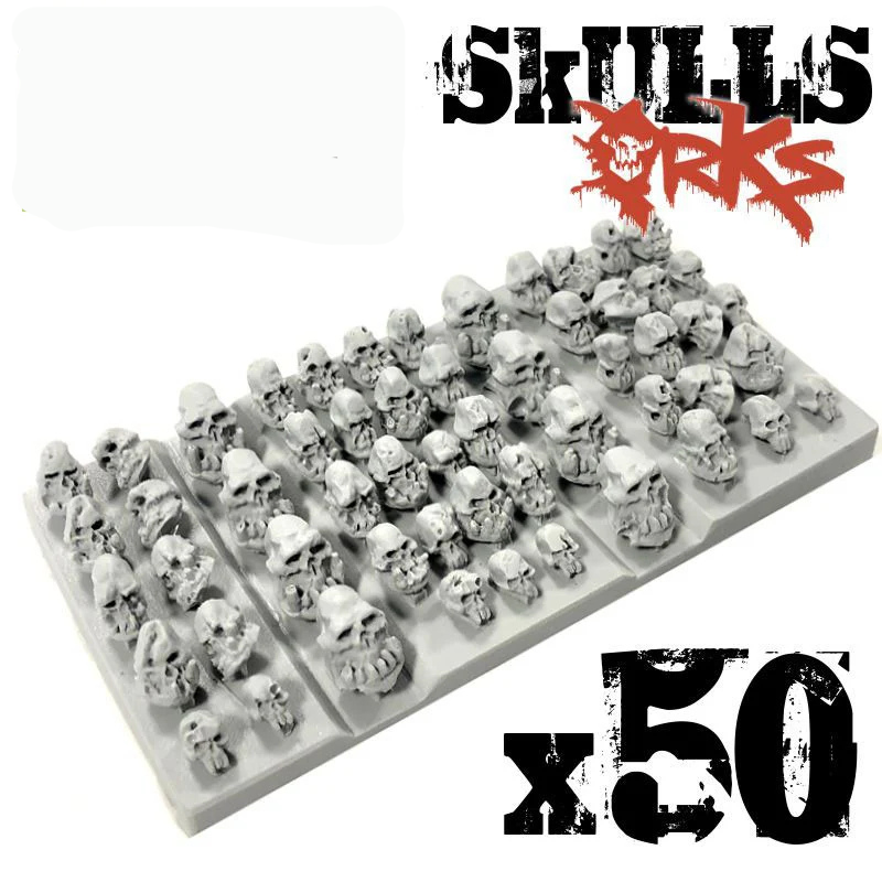 50x Resin ORK Skulls Green Stuff World 1387 – 50 szarych czaszek Orków na ramce produkcyjnej, widok z góry, napis Skulls Orks x50
