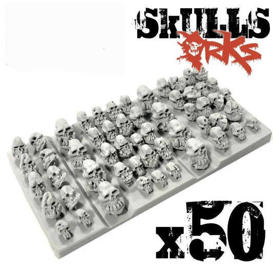 50x Resin ORK Skulls Green Stuff World 1387 – 50 szarych czaszek Orków na ramce produkcyjnej, widok z góry, napis Skulls Orks x50
