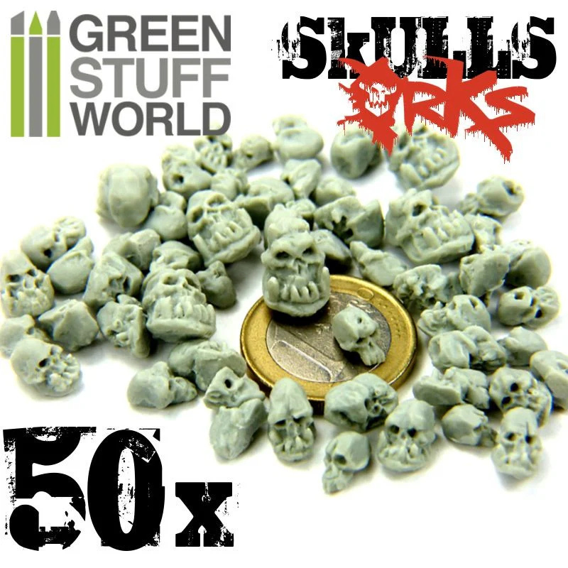 50x Resin ORK Skulls Green Stuff World 1387 – 50 szarych czaszek Orków z żywicy rozsypanych na białym tle z monetą euro dla skali, logo GSW i Skulls Orks
