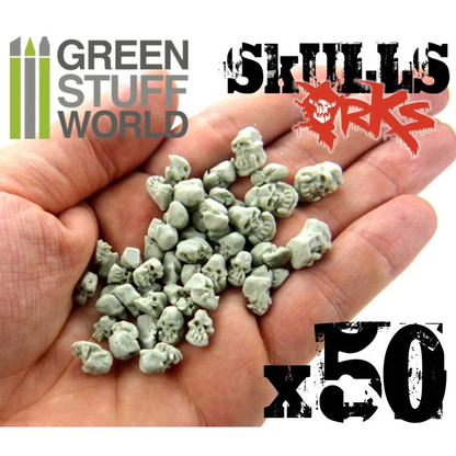 50x Resin ORK Skulls Green Stuff World 1387 – 50 szarych czaszek Orków na dłoni modelarza, widok z góry, logo GSW i Skulls Orks x50
