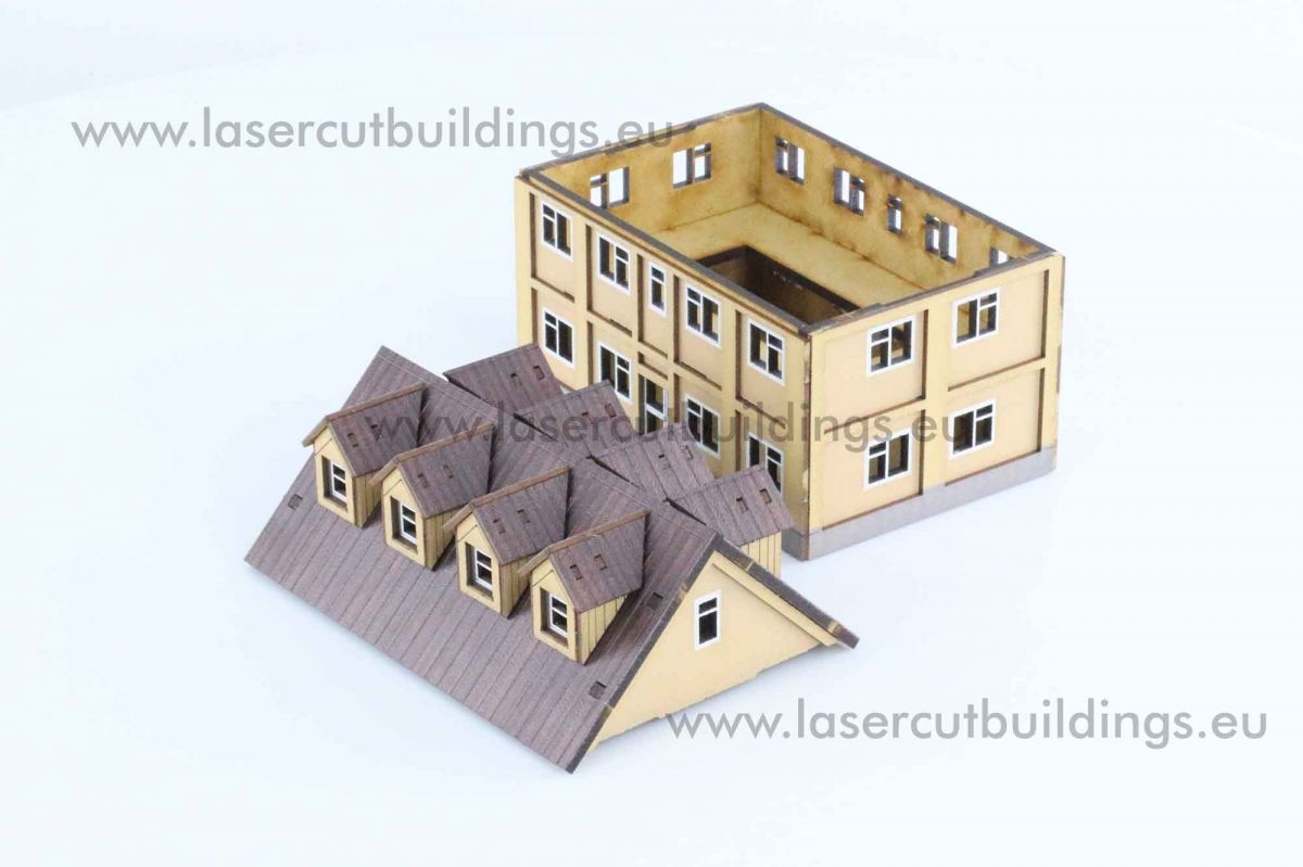 Budynek fabryczny narożny LBHP0014b – widok izometryczny ze zdejmowanym dachem mansardowym obok i widocznym wnętrzem 2-piętrowego budynku kremowego, prepainted, 28mm Laser Cut Buildings
