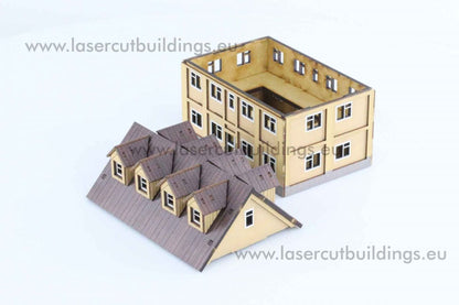 Budynek fabryczny narożny LBHP0014b – widok izometryczny ze zdejmowanym dachem mansardowym obok i widocznym wnętrzem 2-piętrowego budynku kremowego, prepainted, 28mm Laser Cut Buildings

