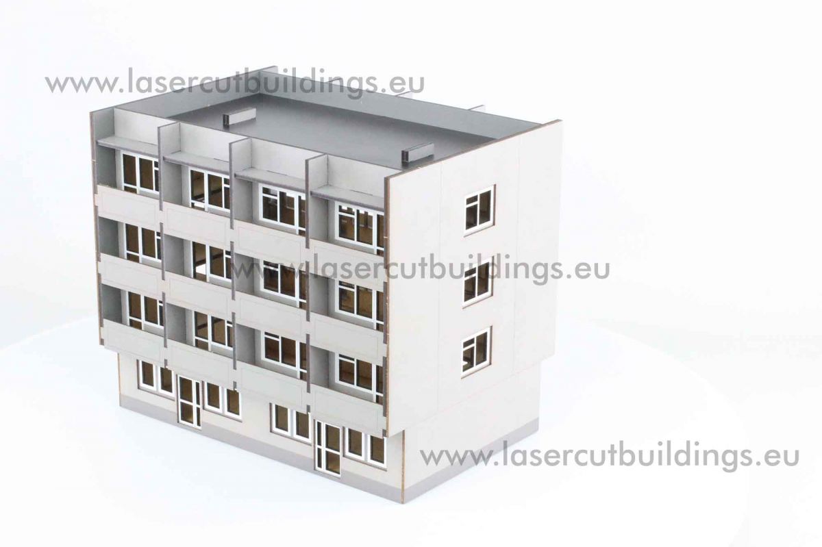 Blok z balkonami LBHP0010 – widok izometryczny z lewej strony na 4-piętrowy blok z balkonami i otwartym dachem, prepainted, 28mm Laser Cut Buildings
