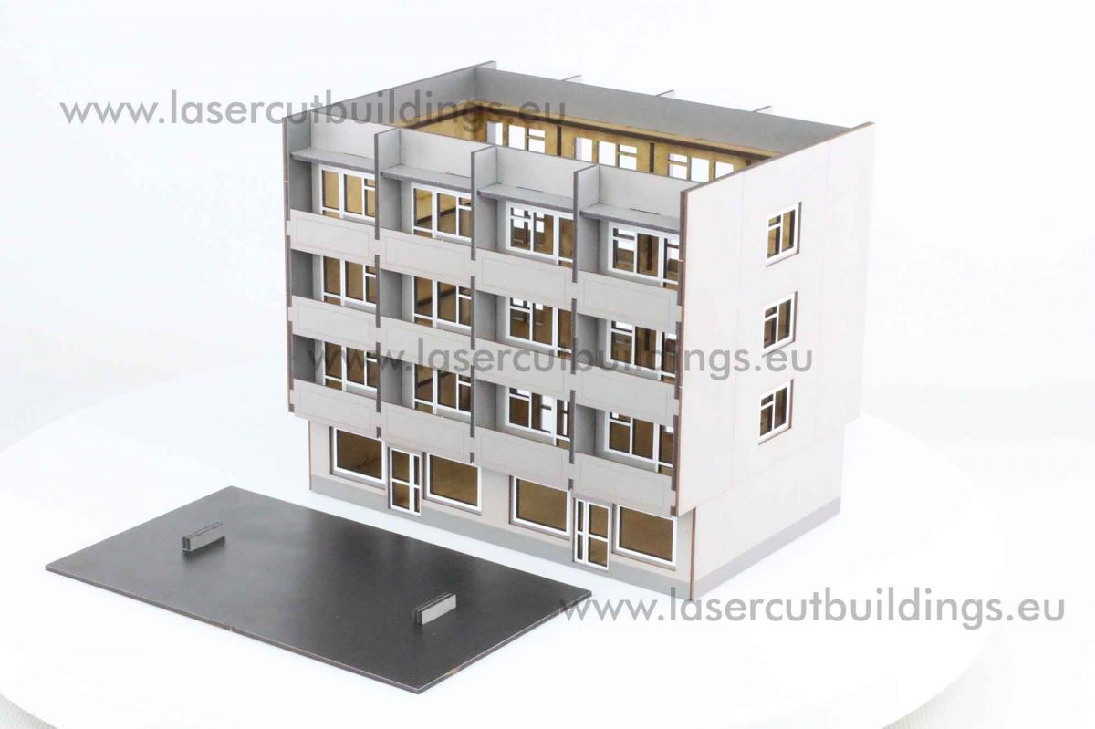 Blok z balkonami LBHP0010 – widok izometryczny z prawej strony na 4-piętrowy blok z balkonami i zdejmowanym dachem obok, prepainted, 28mm Laser Cut Buildings
