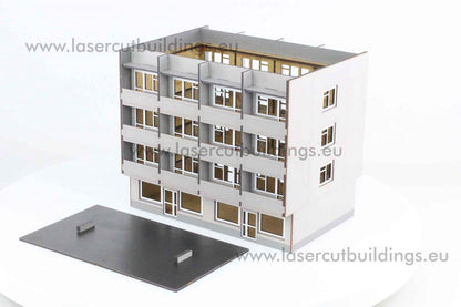 Blok z balkonami LBHP0010 – widok izometryczny z prawej strony na 4-piętrowy blok z balkonami i zdejmowanym dachem obok, prepainted, 28mm Laser Cut Buildings
