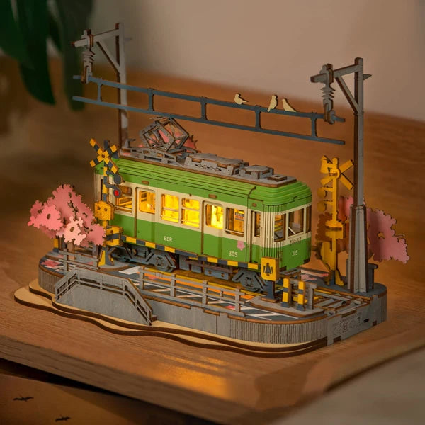 Tramwaj Sakura Journey Rolife TGS02 – zbliżenie na zielony tramwaj nr 305 z figurkami pasażerów i ciepłym światłem LED