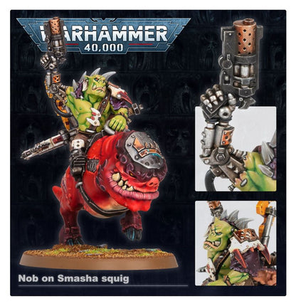 Nob on Smasha Squig Orks - plansza 3 kadry: Nob zielona skóra slugga i big choppa czerwony squig; zbliżenie bioniczne ramię; zbliżenie głowy Noba Warhammer 40000