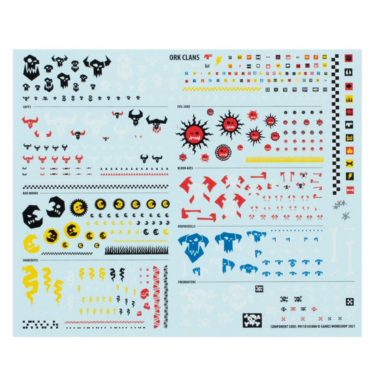 Ork Transfer Sheet - arkusz kalkomanii Ork Clans na jasnoniebieskim tle: Goffs czarne czaszki z rogami i czerwone byki w 6 rozmiarach; Evil Sunz czerwone słońca z twarzami i płomieniami w 5 rozmiarach; Blood Axes czerwone topory skrzyżowane w 4 rozmiarach; Bad Moons czarne i żółte księżyce z czaszkami w 5 rozmiarach; Deathskulls niebieskie czaszki z rogami w 4 rozmiarach; Snakebites żółte węże i błyskawice w 5 rozmiarach; Freebooterz czarne czaszki ze skrzyżowanymi piszczelami; szachownica czarno-biała;