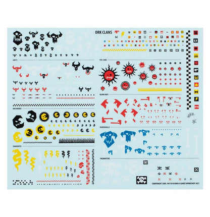 Ork Transfer Sheet - arkusz kalkomanii Ork Clans na jasnoniebieskim tle: Goffs czarne czaszki z rogami i czerwone byki w 6 rozmiarach; Evil Sunz czerwone słońca z twarzami i płomieniami w 5 rozmiarach; Blood Axes czerwone topory skrzyżowane w 4 rozmiarach; Bad Moons czarne i żółte księżyce z czaszkami w 5 rozmiarach; Deathskulls niebieskie czaszki z rogami w 4 rozmiarach; Snakebites żółte węże i błyskawice w 5 rozmiarach; Freebooterz czarne czaszki ze skrzyżowanymi piszczelami; szachownica czarno-biała;