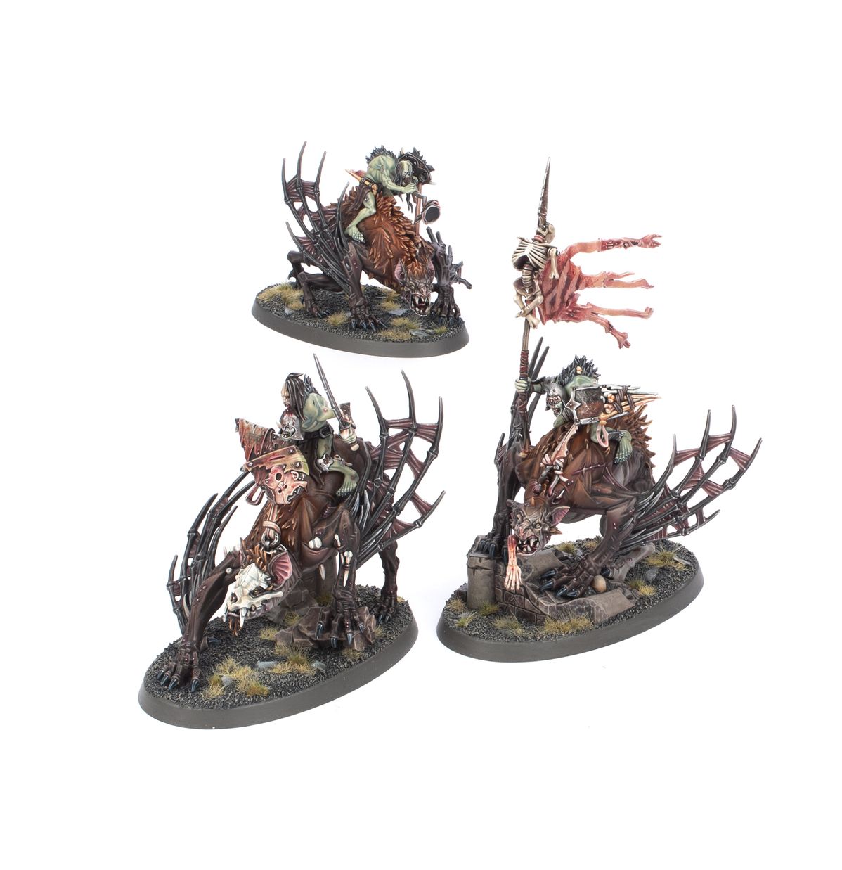 Morbheg Knights - 3 pomalowane modele Flesh-eater Courts na owalnych podstawkach z trawą: jeździec z młotem i tarczą z czaszką (górny), Champion of Morbheg z mieczem i różowym płaszczem (dolny lewy), chorąży z flagą ze skóry i szkieletem na drzewcu (dolny prawy) - Warhammer Age of Sigmar