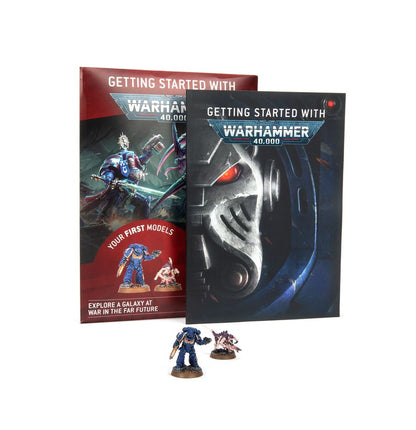 Getting Started with Warhammer 40,000 – zestaw startowy: czerwona okładka magazynu z Space Marine i Tyranid, niebieska okładka z hełmem Necron, dwie pomalowane figurki push-fit Infernus Marine i Termagant na podstawkach, białe tło, Games Workshop
