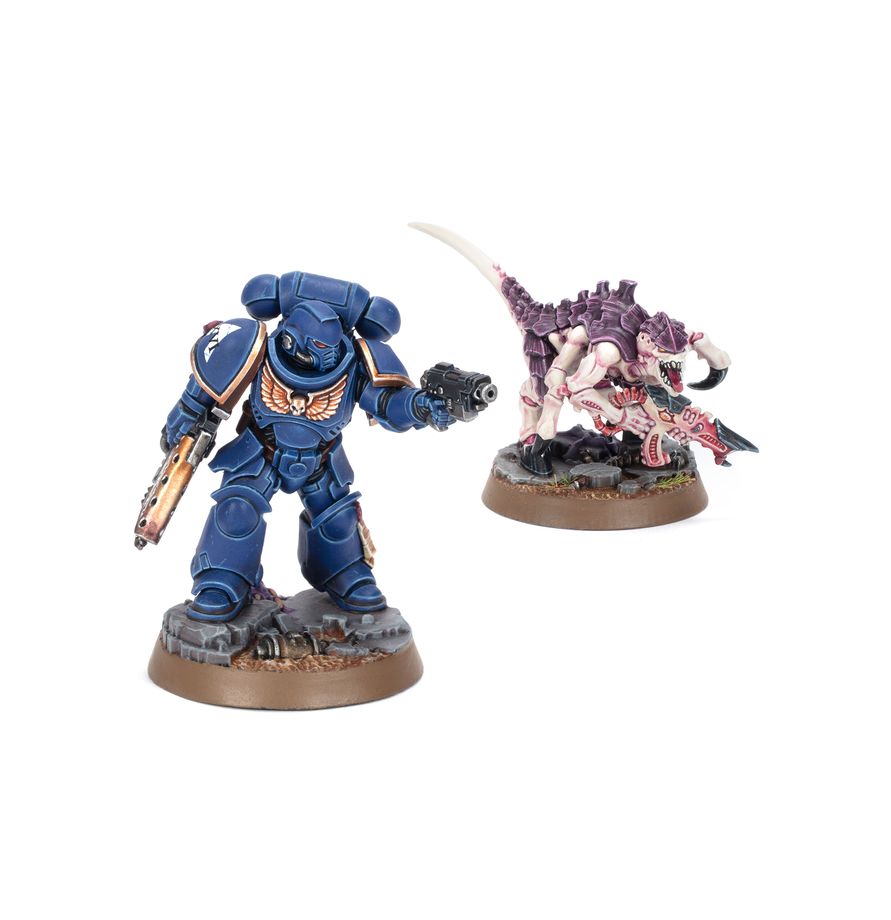 Getting Started with Warhammer 40,000 – dwie pomalowane figurki push-fit: Space Marines Infernus Marine w niebieskiej zbroi Ultramarines z miotaczem ognia i mieczem oraz Tyranids Termagant w fioletowo-różowym kolorze z ogonem i szponami, białe tło
