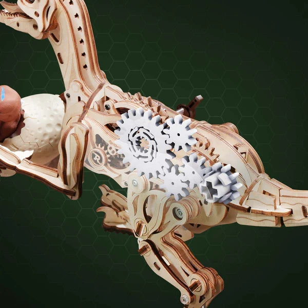 Velociraptor ROKR LD01 – gotowy model w ruchu na leśnej ścieżce z jajkiem przy nogach, widok z boku z widocznym ogonem i tylnymi kończynami