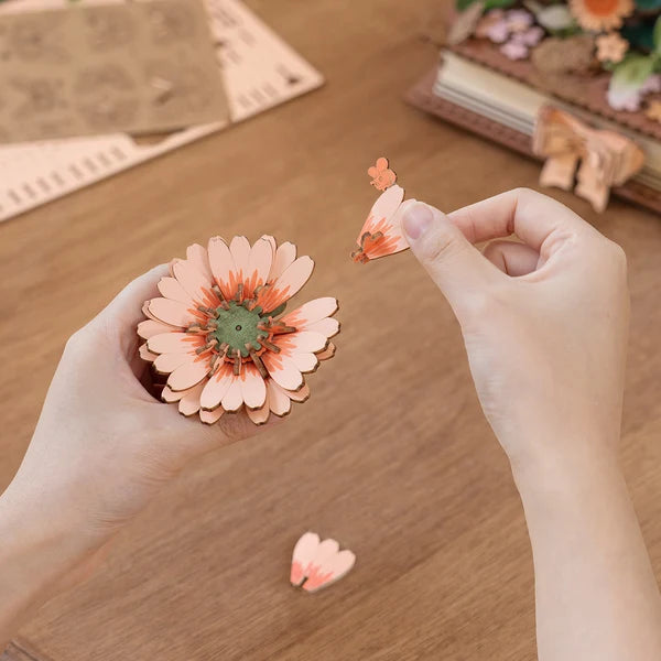 Książka w Kwiatach Wooden Blooming Book Rowood TW04H – zbliżenie na gerbery i wiśniowe kwiaty z motylkami w bukiecie