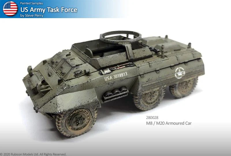 Rubicon Models 280028 M8 Greyhound – zmontowany i pomalowany model plastikowy 1/56 28mm widok z boku-przodu: amerykański samochód pancerny w pustynnym kamuflażu piaskowym z białą gwiazdą i numerem USA 3018913 na kadłubie, armata 37mm M6 w wieży, pierŜień MG, koła terenowe 6x6, białe tło, Bolt Action