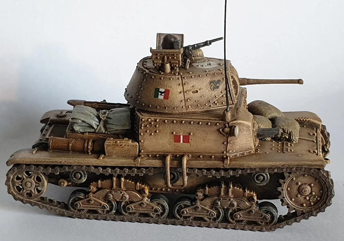 Rubicon Models 280095 Carro Armato M13/40 – zmontowany i pomalowany model plastikowy 1/56 28mm: czołg w kamuflażu pustynnym piaskowym z flagą włoską i czerwono-białym znakiem na wieży, armata 47mm, karabin maszynowy Breda na wieży, wyposażenie na kadłubie, gąsienice stalowe, widok z boku, białe tło, Bolt Action