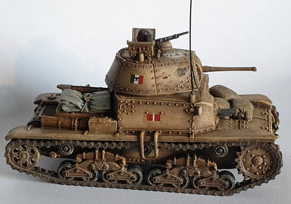 Rubicon Models 280095 Carro Armato M13/40 – zmontowany i pomalowany model plastikowy 1/56 28mm: czołg w kamuflażu pustynnym piaskowym z flagą włoską i czerwono-białym znakiem na wieży, armata 47mm, karabin maszynowy Breda na wieży, wyposażenie na kadłubie, gąsienice stalowe, widok z boku, białe tło, Bolt Action