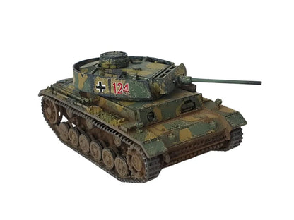 Rubicon Models 280092 Panzer III Ausf. H/J/L/M/N – zmontowany i pomalowany model plastikowy 1/56 28mm widok z tyłu-góry: PzKpfw III w trójkolorowym kamuflażu (piaskowy, zielony, brązowy) z czerwonym numerem 124 i krzyżem żelaznym na wieży, armata 50mm KwK 39 L/60, Schürzen boczne, gąsienice z weatheringiem, białe tło, Bolt Action