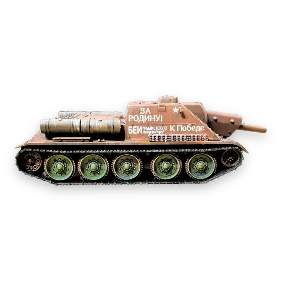Rubicon Models 280034 SU-122 – zmontowany i pomalowany model plastikowy 1/56 28mm widok z boku: radzieckie działo samobiezne SU-122 w brązowo-zielonym kamuflażu z napisem „ЗА РОДИНУ! БЕЙ фашистскую гадину! К Победе” i białą gwiazdą na kadłubie, haubica 122mm M-30, gąsienice stalowe, białe tło, Bolt Action