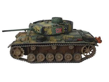 Rubicon Models 280092 Panzer III Ausf. H/J/L/M/N – zmontowany i pomalowany model plastikowy 1/56 28mm widok z boku-przodu: PzKpfw III w trójkolorowym kamuflażu (piaskowy, zielony, brązowy) z czerwonym numerem 124 i krzyżem żelaznym na wieży, armata 50mm KwK 39 L/60, Schürzen boczne, gąsienice z weatheringiem, białe tło, Bolt Action