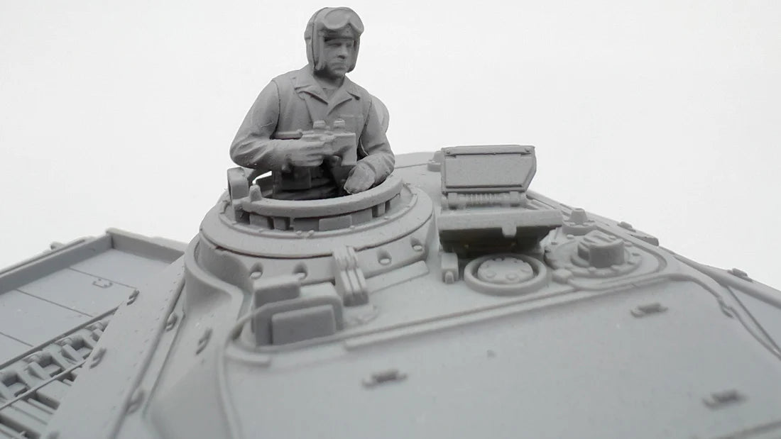 Detal wieży Centurion MBT – figurka dowódcy czołgu w otwartym włazie, model 28mm Rubicon Models
